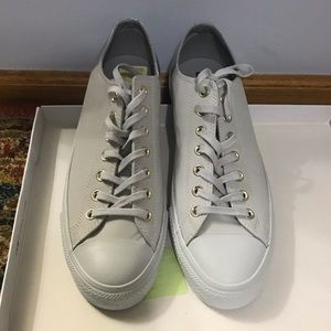 Unisex Pure Platinum. Size 9 mens. Size 11 womens